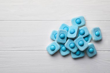 Su yumuşatıcı tabletler beyaz ahşap masa üzerinde, düz yatıyordu. Metin için boşluk