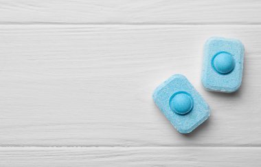 Su yumuşatıcı tabletler beyaz ahşap masa üzerinde, düz yatıyordu. Metin için boşluk