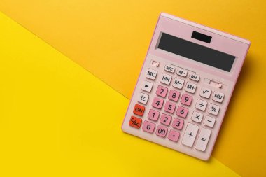 Renk arkaplanı üzerinde modern hesap makinesi, üst görünüm. Metin için boşluk