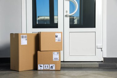 Girişe yakın yerde karton kutular var. Paket teslimat servisi