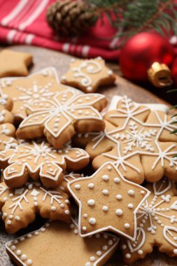 Ahşap masada lezzetli Noel kurabiyeleri, yakın plan.