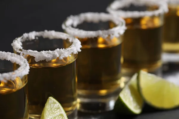 Mexikanska Tequila Skott Lime Skivor Och Salt Grått Bord Närbild — Stockfoto