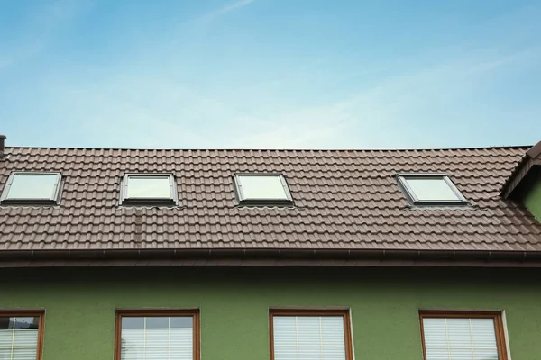 Schönes Haus Mit Farbdach Vor Blauem Himmel Blick Den Niedrigen — Stockfoto