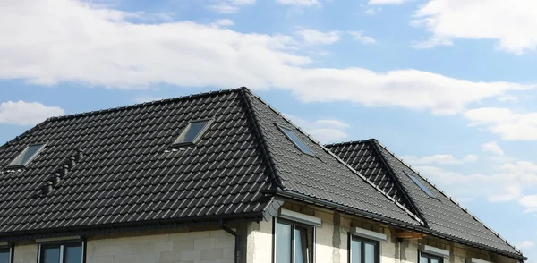 Unfinished Houses Black Roof Blue Sky — Stockfoto