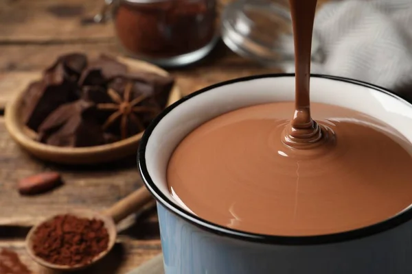 Lezzetli Sıcak Çikolatayı Masaya Dök Yakından — Stok fotoğraf