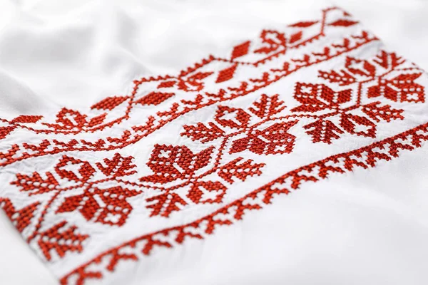 Schöne Rote Ukrainische Nationalstickerei Auf Weißem Stoff Nahaufnahme — Stockfoto