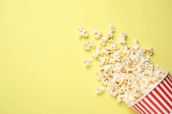 Leckeres Popcorn Auf Gelbem Hintergrund Draufsicht Raum Für Text — Stockfoto