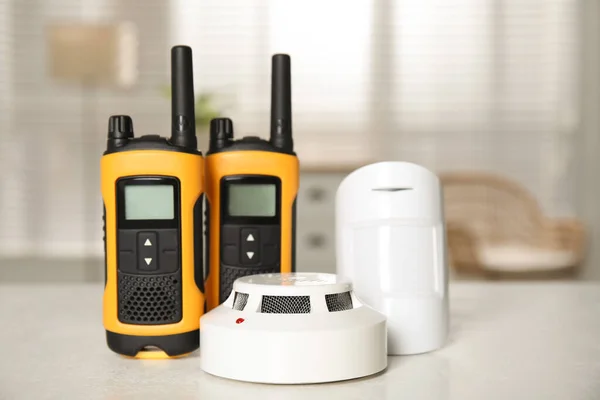 Walkie Talkies Smoke Movement Detectors White Table Indoors Home Security — Fotografia de Stock