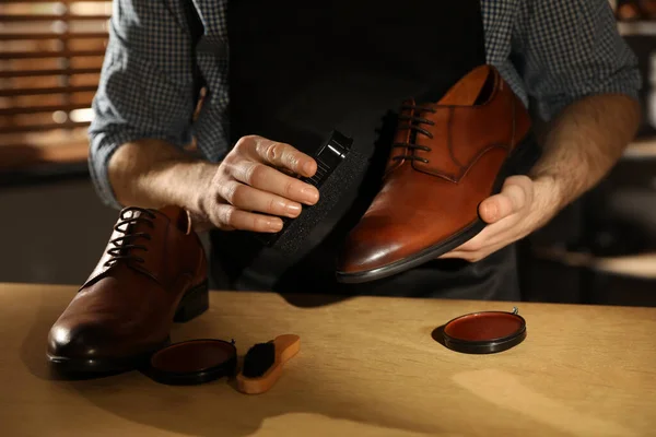 Maestro Cuidando Los Zapatos Taller Primer Plano — Foto de Stock