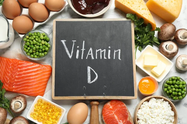 Flache Liegekomposition Mit Vitaminreichen Produkten Auf Weißem Marmortisch — Stockfoto