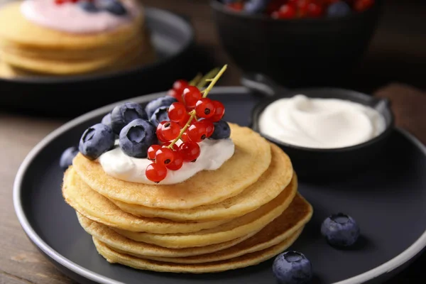 Tasty Pancakes Natural Yogurt Blueberries Red Currants Wooden Table — Foto de Stock