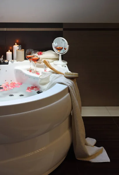 Badkuip Met Glazen Wijn Kaarsen Binnen Romantische Sfeer — Stockfoto