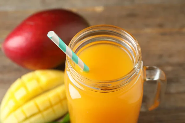 Färsk Läcker Mango Dryck Bordet Närbild — Stockfoto