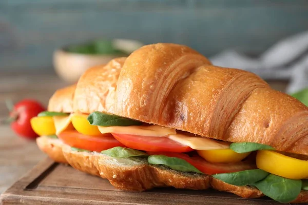 Sanduíche Croissant Vegetariano Saboroso Mesa Close — Fotografia de Stock