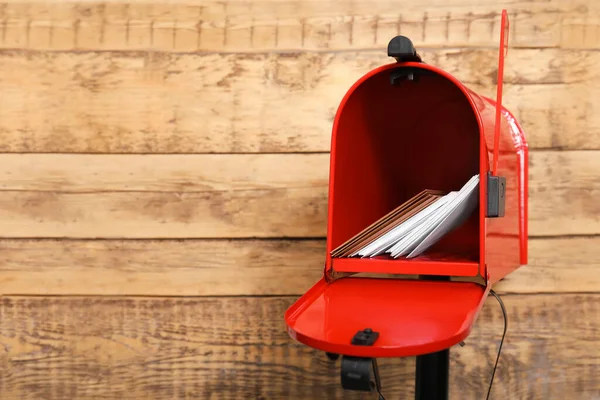 Ανοίξτε Κόκκινο Γραμματοκιβώτιο Φακέλους Ξύλινο Φόντο Χώρος Για Κείμενο — Φωτογραφία Αρχείου