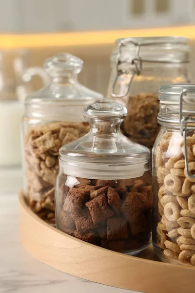 Glazen Containers Met Verschillende Ontbijtgranen Witte Marmeren Tafel Keuken — Stockfoto