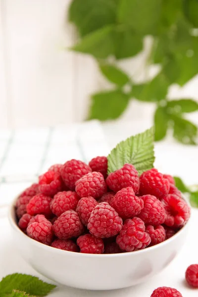 Bowl Fresh Ripe Raspberries Green Leaf White Table Space Text — Stock Photo, Image