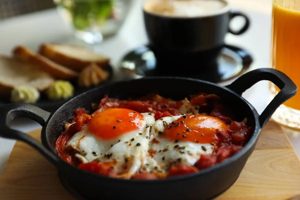 Shakshouka Saboroso Servido Mesa Branca Close Prato Árabe Tradicional — Fotografia de Stock