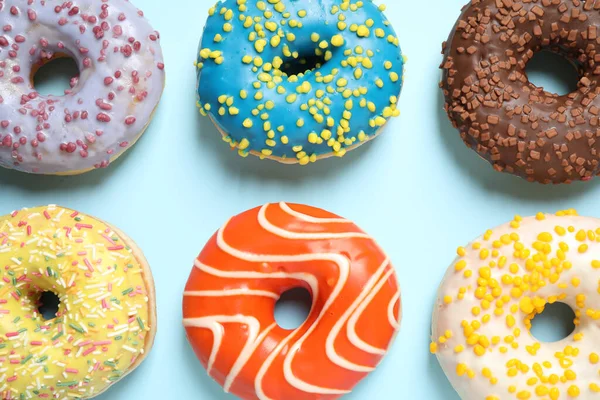 Deliciosos Donuts Envidraçados Fundo Azul Claro Flat Lay — Fotografia de Stock