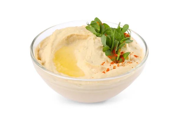 Miska Smacznego Hummusu Liśćmi Grochu Papryką Izolowana Białym — Zdjęcie stockowe