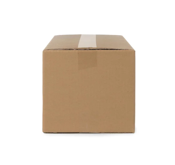 Jedna Uzavřená Lepenková Krabice Izolovaná Bílém Doručení Služby — Stock fotografie