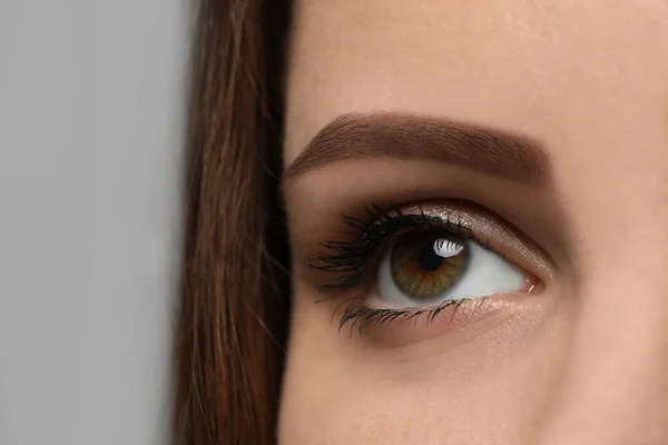 Young Woman Beautiful Eyes Grey Background Closeup View — Fotografia de Stock