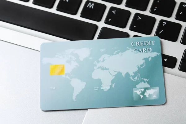 Online Έννοια Πληρωμής Τράπεζα Κάρτα Στο Πληκτρολόγιο Laptop Closeup — Φωτογραφία Αρχείου