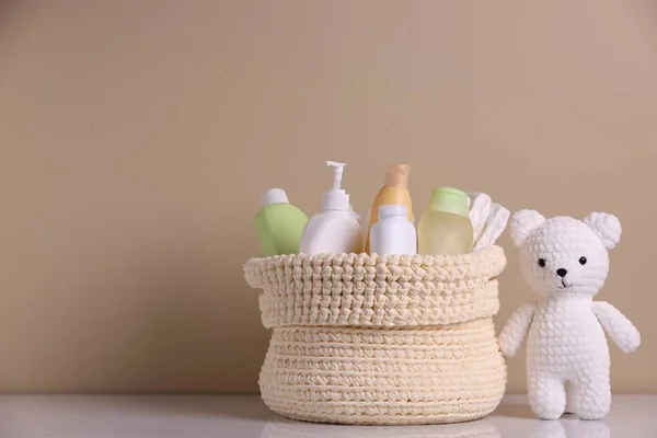 Knitted Basket Baby Cosmetic Products Toy Bear White Table Beige — 스톡 사진