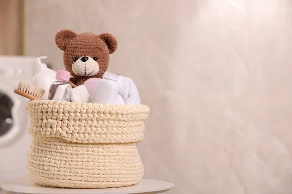 Knitted Basket Baby Cosmetic Products Bath Accessories Toy Bear White — Stock fotografie