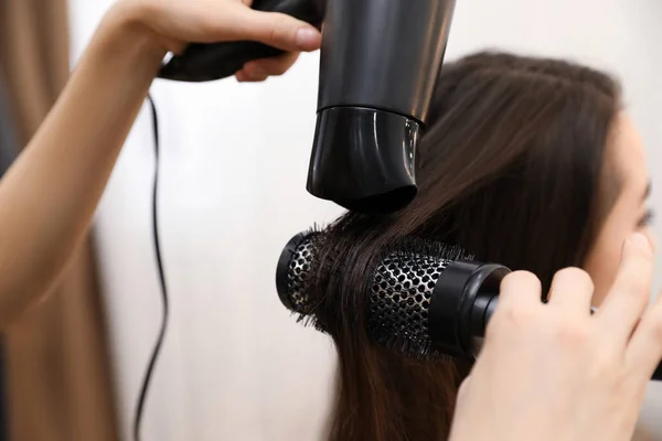 Stylist Torkning Klientens Hår Skönhetssalong Närbild — Stockfoto