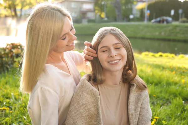 Happy Mother Her Daughter Spending Time Together Park Sunny Day — Stock Photo, Image