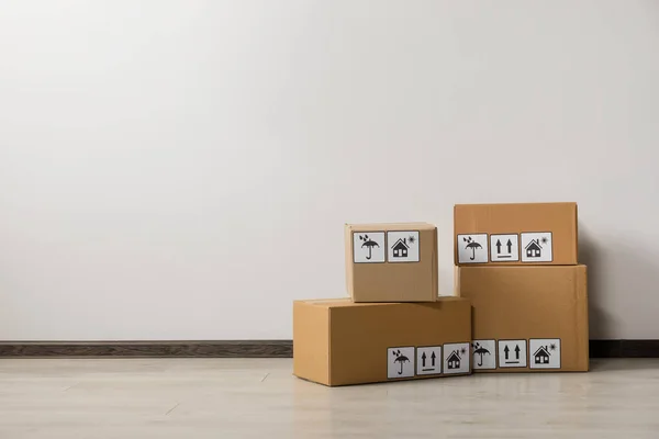 Veel Gesloten Kartonnen Dozen Met Verpakkingssymbolen Vloer Buurt Van Witte — Stockfoto