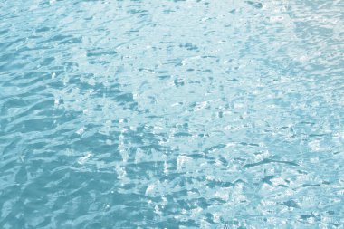 Arka planda dalgalanmalar olan güzel deniz suyu yüzeyi