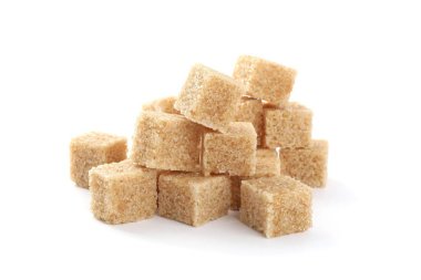 Beyaz arkaplanda kahverengi şekerli küp yığını
