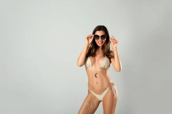 Sexy Woman Beautiful Tattoo Sketches Wearing Bikini Light Background — ストック写真