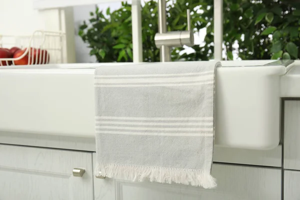 Clean Towel Hanging White Sink Kitchen — Foto de Stock