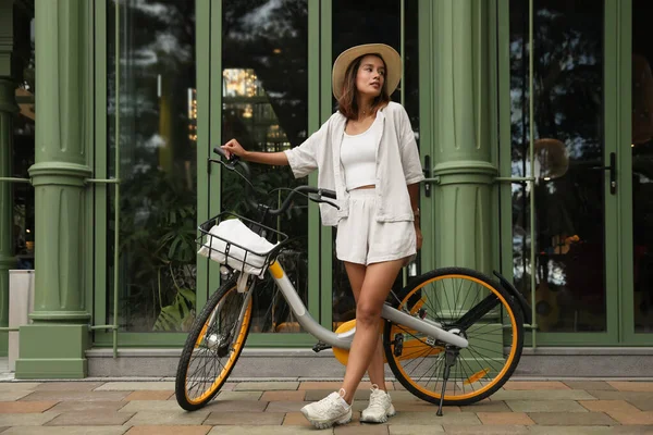 Красива Молода Жінка Велосипедом Біля Сучасної Будівлі Відкритому Повітрі — стокове фото
