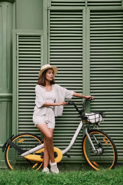 Красивая Молодая Женщина Велосипедом Возле Зеленой Стены Открытом Воздухе — стоковое фото