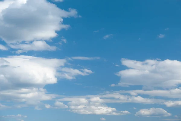 Malebný Pohled Modrou Oblohu Nadýchanými Mraky — Stock fotografie