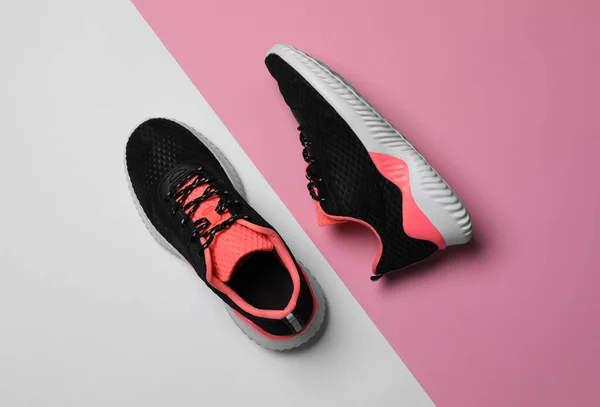 Ζεύγος Κομψά Αθλητικά Παπούτσια Στο Φόντο Χρώμα Επίπεδη Lay — Φωτογραφία Αρχείου