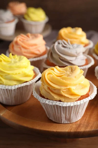 Tasty Cupcakes Cream Wooden Stand Closeup – stockfoto