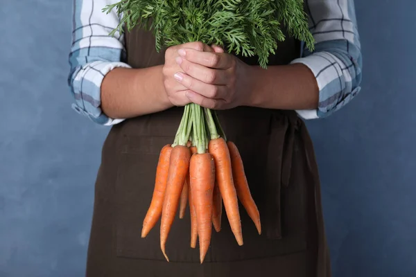 Femme Tenant Des Carottes Mûres Sur Fond Bleu Gros Plan — Photo