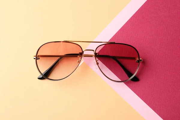 Stylish Sunglasses Color Background Top View — ストック写真