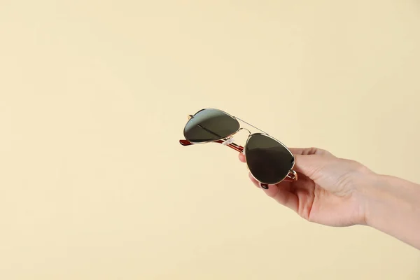 Žena Drží Stylové Sluneční Brýle Béžovém Pozadí Detailní Záběr Mezera — Stock fotografie