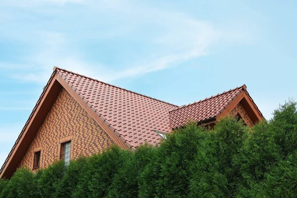 Schönes Haus Mit Rotem Dach Vor Blauem Himmel — Stockfoto