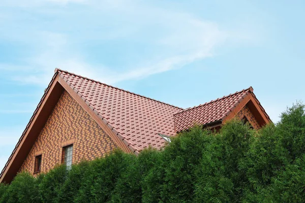 Hermosa Casa Con Techo Rojo Contra Cielo Azul —  Fotos de Stock