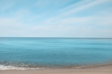Güneşli bir günde mavi gökyüzünün altındaki güzel deniz manzarası