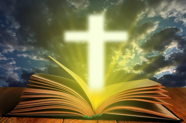 Силуэт Креста Открытая Библия Деревянном Столе Против Облачного Неба — стоковое фото