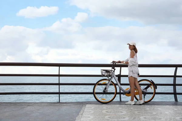 Красивая Молодая Женщина Велосипедом Возле Моря Пространство Текста — стоковое фото