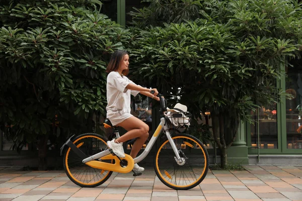 Όμορφη Νεαρή Γυναίκα Που Κάνει Ποδήλατο Έξω Χώρος Για Κείμενο — Φωτογραφία Αρχείου